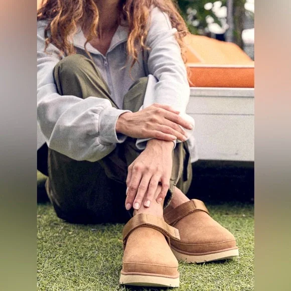 UGG Women's Goldenstar Clog NWOT